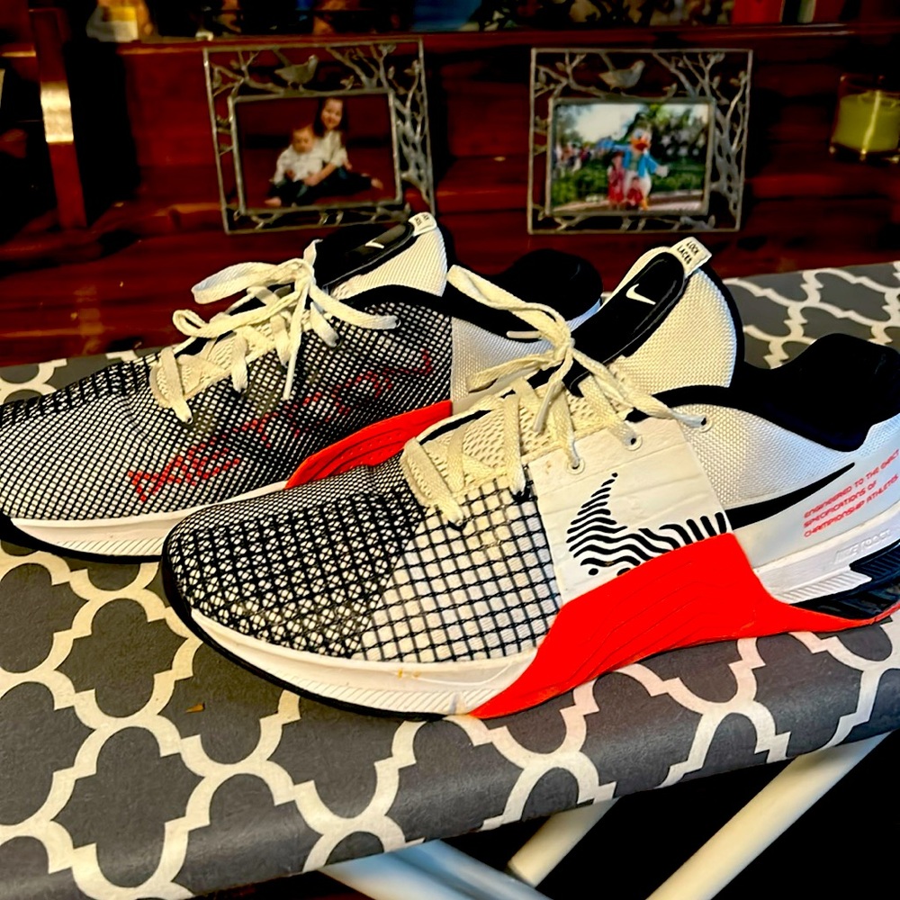 Mens Nike running sneakers, like new condition!